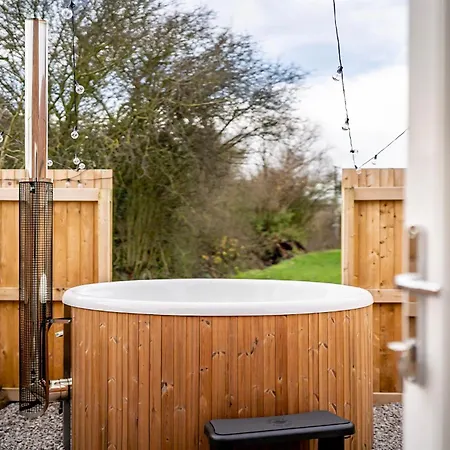 Luxury Barn With Private Wood Fired Hot Tub Селби