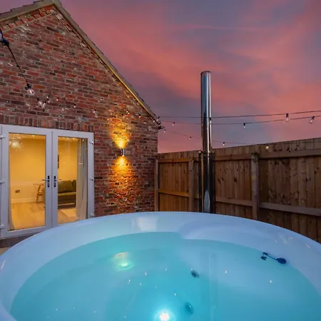 Luxury Barn With Private Wood Fired Hot Tub